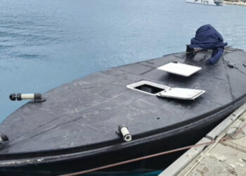 Ψάχνουν στο… διάστημα την ταυτότητα του θαλάσσιου drone που βρέθηκε στη Λευκάδα – Έχει μεταφερθεί στο Σκαραμαγκά