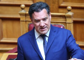 Άδωνις Γεωργιάδης: «Δεν είμαι εγώ στη φωτογραφία με γυναίκα σε προσωπική στιγμή – Είναι προϊόν ΑΙ»