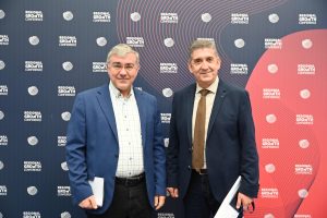 Πσιτ! Η πρόσκληση του δημάρχου για μπάνιο στη θάλασσα και τα συγχαρητήρια του Γραφάκου – ΒΙΝΤΕΟ