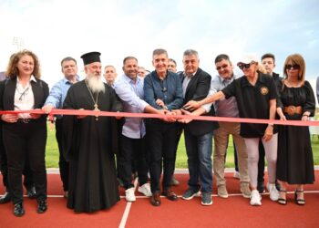 Εγκαινιάστηκε το νέο ταρτάν στο Δημοτικό Στάδιο Κάτω Αχαΐας – Αλεξόπουλος: «Ήρθε η ώρα τα παιδιά μας να απολαύσουν το γήπεδο που τους αξίζει»