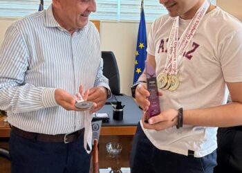 Μαθήματα ζωής από τον Αχαγιώτη κολύμβησης Νάσο Τσάμη – Συγκινητικές στιγμές στο Δημαρχείο – ΦΩΤΟ