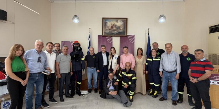 Παράδοση πυροσβεστικών στολών και εξοπλισμού σε ΣΕΔΙΠ Δυτικής Αχαΐας και “ΑΡΙΑ” – ΦΩΤΟ
