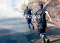 Φωτιά στο Φλόκα: Στη “μάχη” με τις φλόγες και ο Δήμαρχος – Πήρε τη μάνικα να βοηθήσει τους πυροσβέστες – ΒΙΝΤΕΟ, ΦΩΤΟ