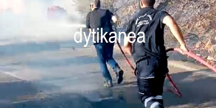 Φωτιά στο Φλόκα: Στη “μάχη” με τις φλόγες και ο Δήμαρχος – Πήρε τη μάνικα να βοηθήσει τους πυροσβέστες – ΒΙΝΤΕΟ, ΦΩΤΟ