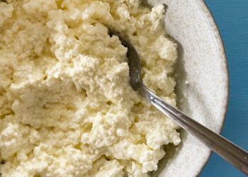 Σπιτικό cottage cheese: Η εύκολη συνταγή για να το φτιάχνουμε και μόνοι μας