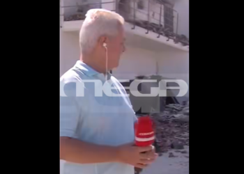 Πέφτει μπαλκόνι καμμένου σπιτιού την ώρα που ο Απόστολος Βουλδής μεταδίδει το ρεπορτάζ – ΒΙΝΤΕΟ