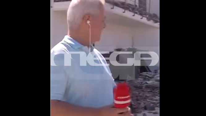 Πέφτει μπαλκόνι καμμένου σπιτιού την ώρα που ο Απόστολος Βουλδής μεταδίδει το ρεπορτάζ – ΒΙΝΤΕΟ