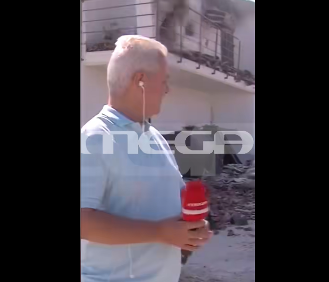 Πέφτει μπαλκόνι καμμένου σπιτιού την ώρα που ο Απόστολος Βουλδής μεταδίδει το ρεπορτάζ – ΒΙΝΤΕΟ
