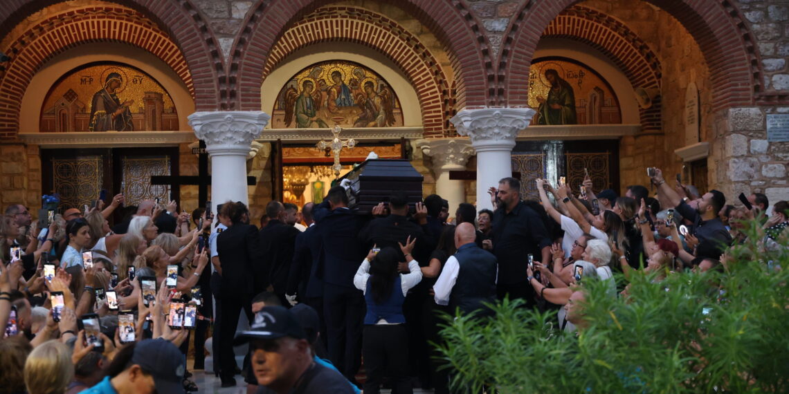 Σήμερα το μεσημέρι το τελευταίο αντίο στον Γιώργο Μαζωνάκη – Πλήθος κόσμου συρρέει στην «παλιά του γειτονιά»