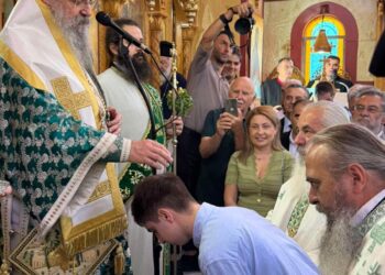 Eoρτάστηκε με λαμπρότητα η Ύψωση του Τιμίου Σταυρού στην Κάτω Αχαΐα – Η συγκινητική στιγμή της χειροθέτησης σε Αναγνώστη του μαθητή Γ. Αγγελόπουλου – ΦΩΤΟ