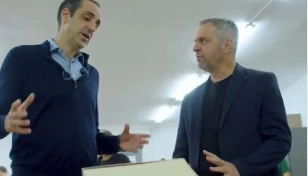 Δωρεά βιβλίων στον ΕΟΠΑΕ στη Θεσσαλονίκη από τους Bookmarkers και τον Γρηγόρη Δημητριάδη